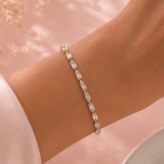 Less is more chick (gold tone)